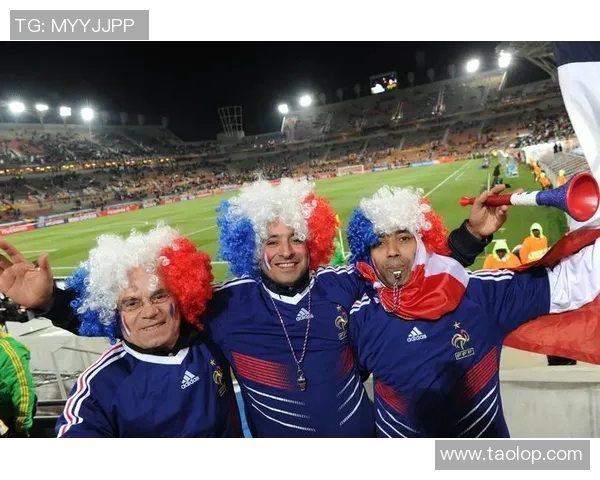 深圳足球队主场热情洋溢的比赛氛围与球迷的激情互动 深圳足球队主场热情洋溢的比赛氛围与球迷的激情互动